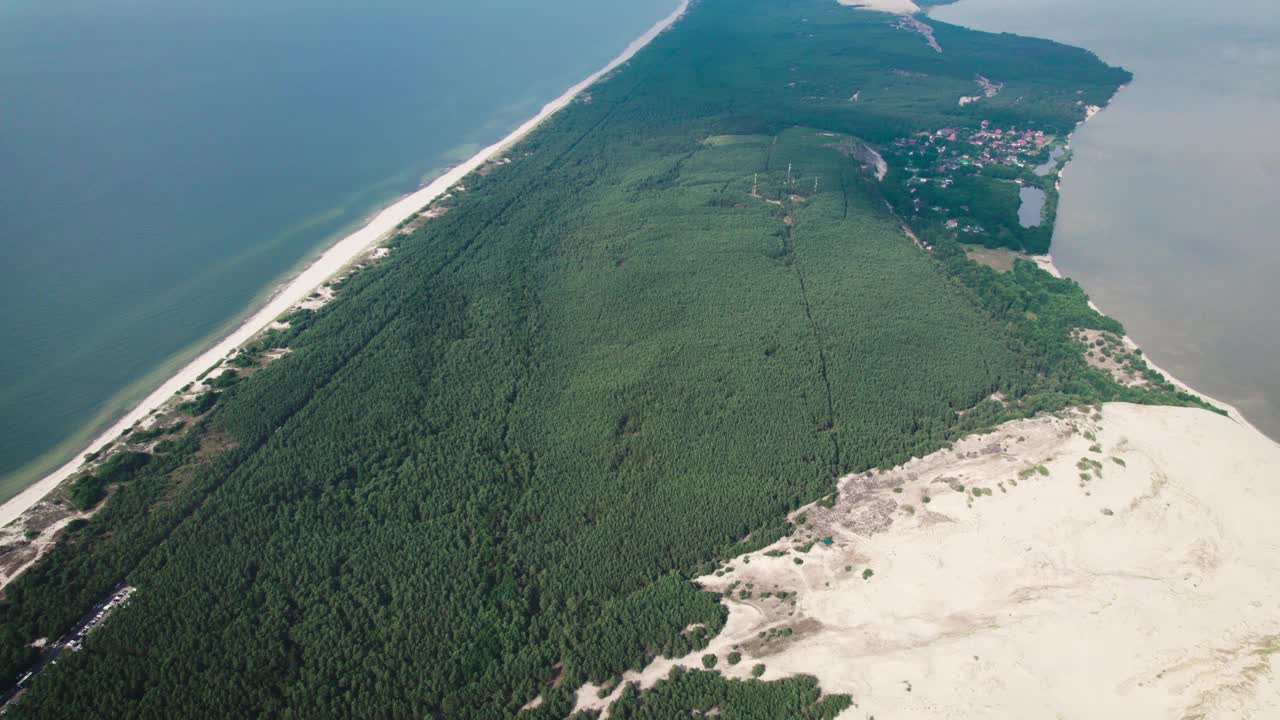 Curonian Spit，鸟瞰图。森林、海滩和大海让人惊叹不已视频素材