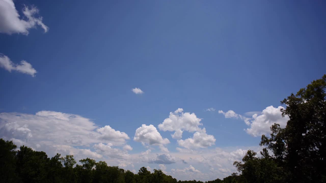 7月一个炎热的下午，晴空万里的云朵掠过皮埃蒙特视频素材