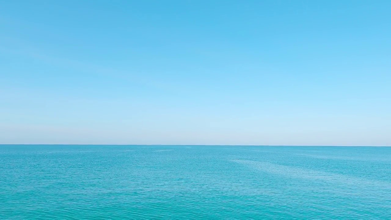 蓝蓝的海水平静的海浪在晴朗的天空视频素材