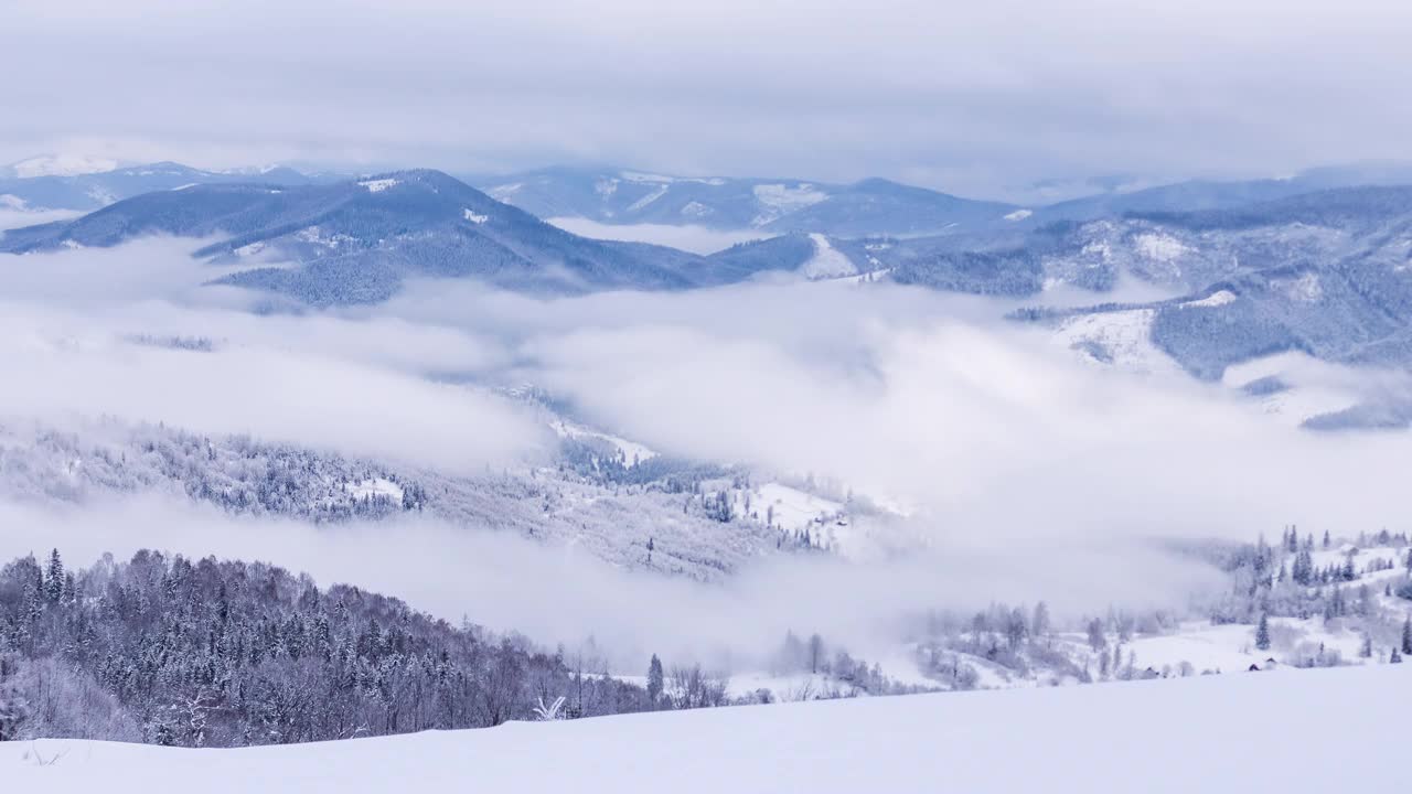 从童话般的高山景观上看，白雪覆盖着阿尔卑斯的尖峰。荒野的冬天未被触及的自然俄罗斯瑞士阿尔卑斯山抽象。厚厚的白云。开放空间。空中4 k视频素材