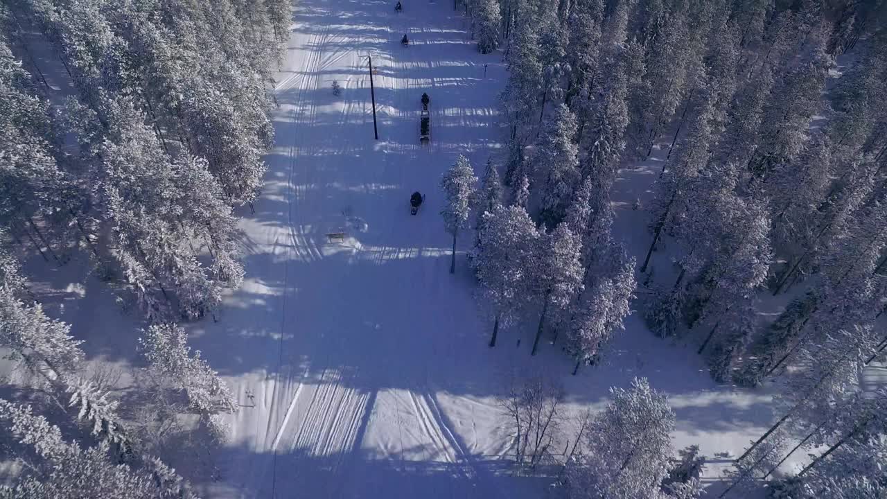 雪地摩托骑手鸟瞰图视频素材