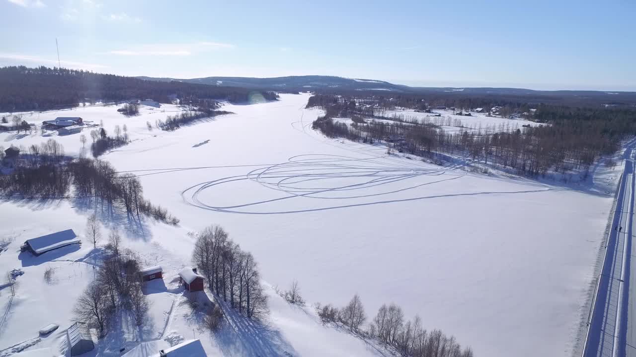 雪地车在结冰的湖面上行驶视频素材