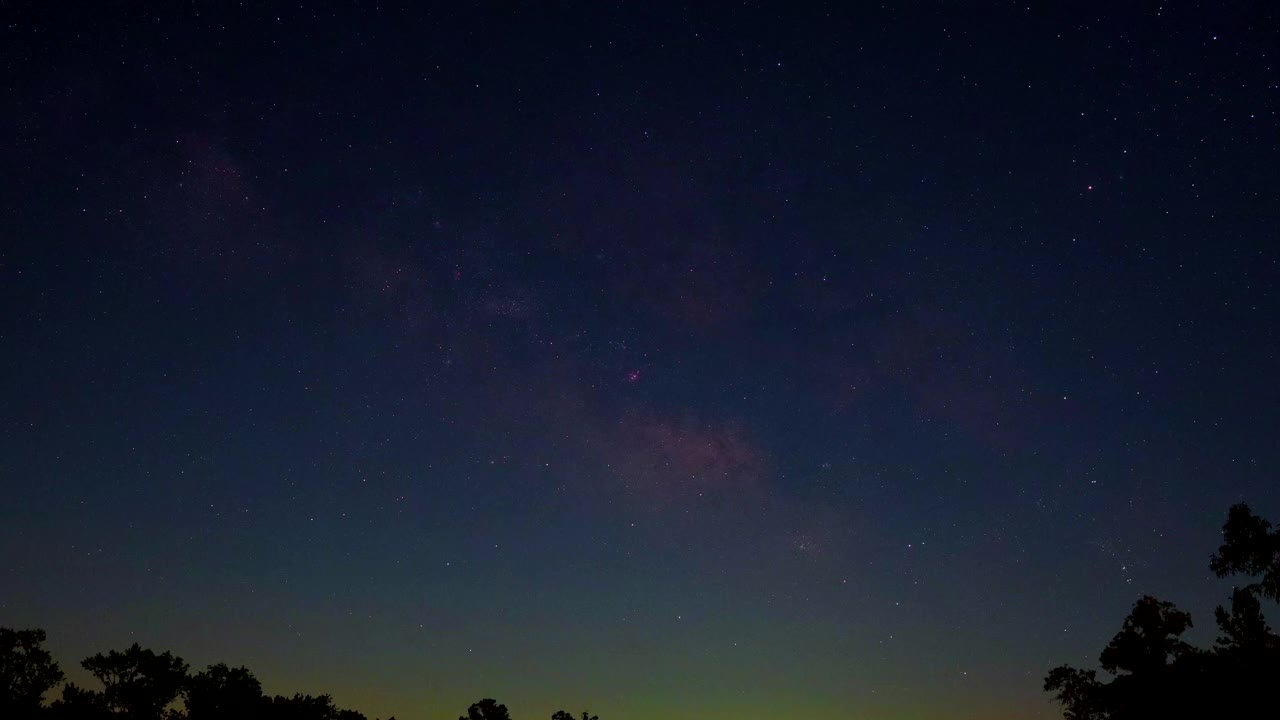 在一个炎热的夜晚，六月天空中的流星，时间流逝视频素材