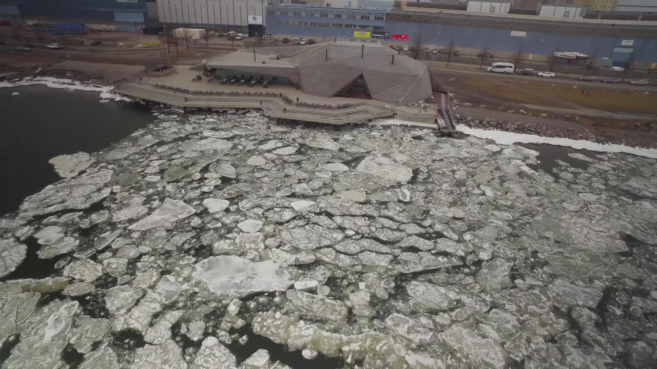 冰封的海岸鸟瞰图视频素材