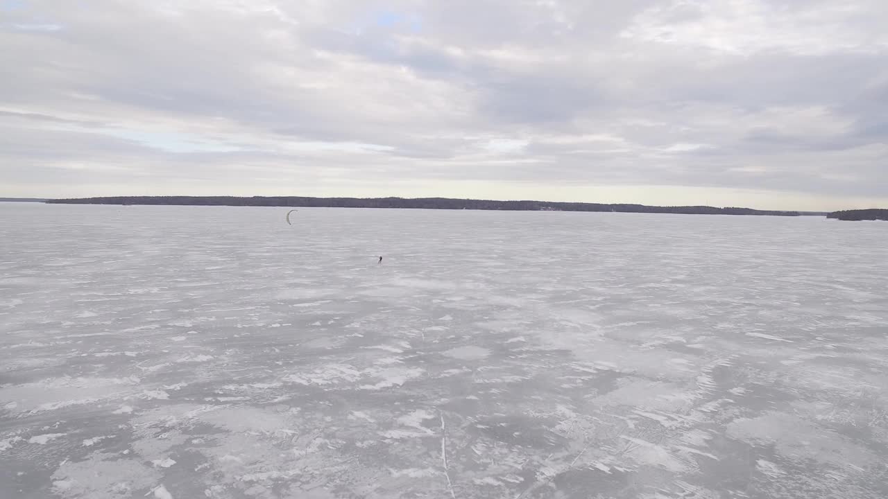 在冰海上滑雪视频素材