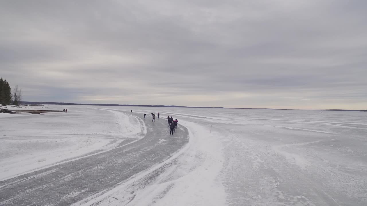 冰湖上的滑雪者视频素材