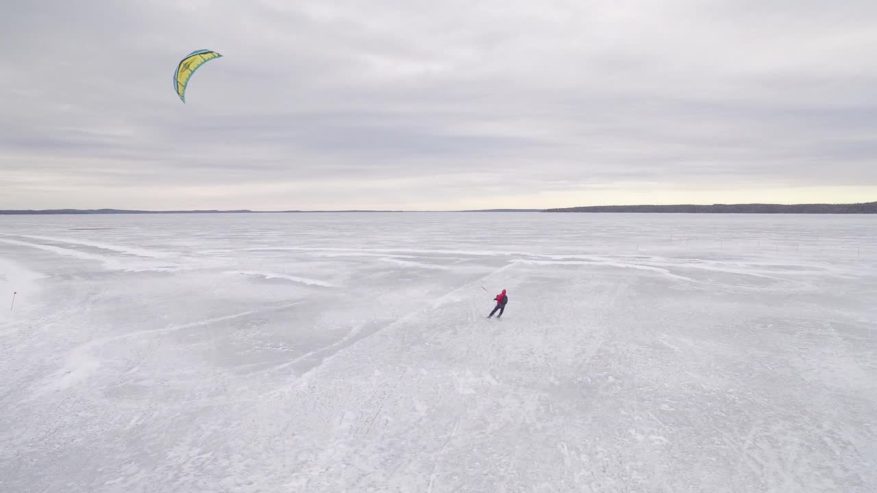 在结冰的海面上滑雪视频素材