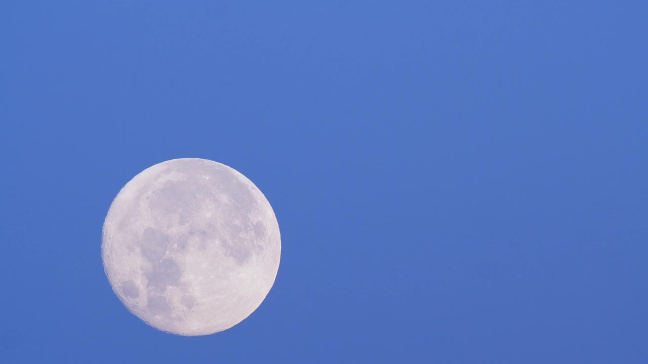 夜空中有满月。4K的神秘概念，月光的时间流逝。云彩和月亮，美丽的夜晚幽灵的背景视频素材