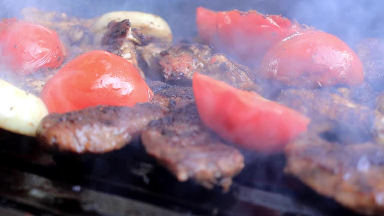 烧烤聚会。在户外木炭烤架上烹饪美味的肉视频素材