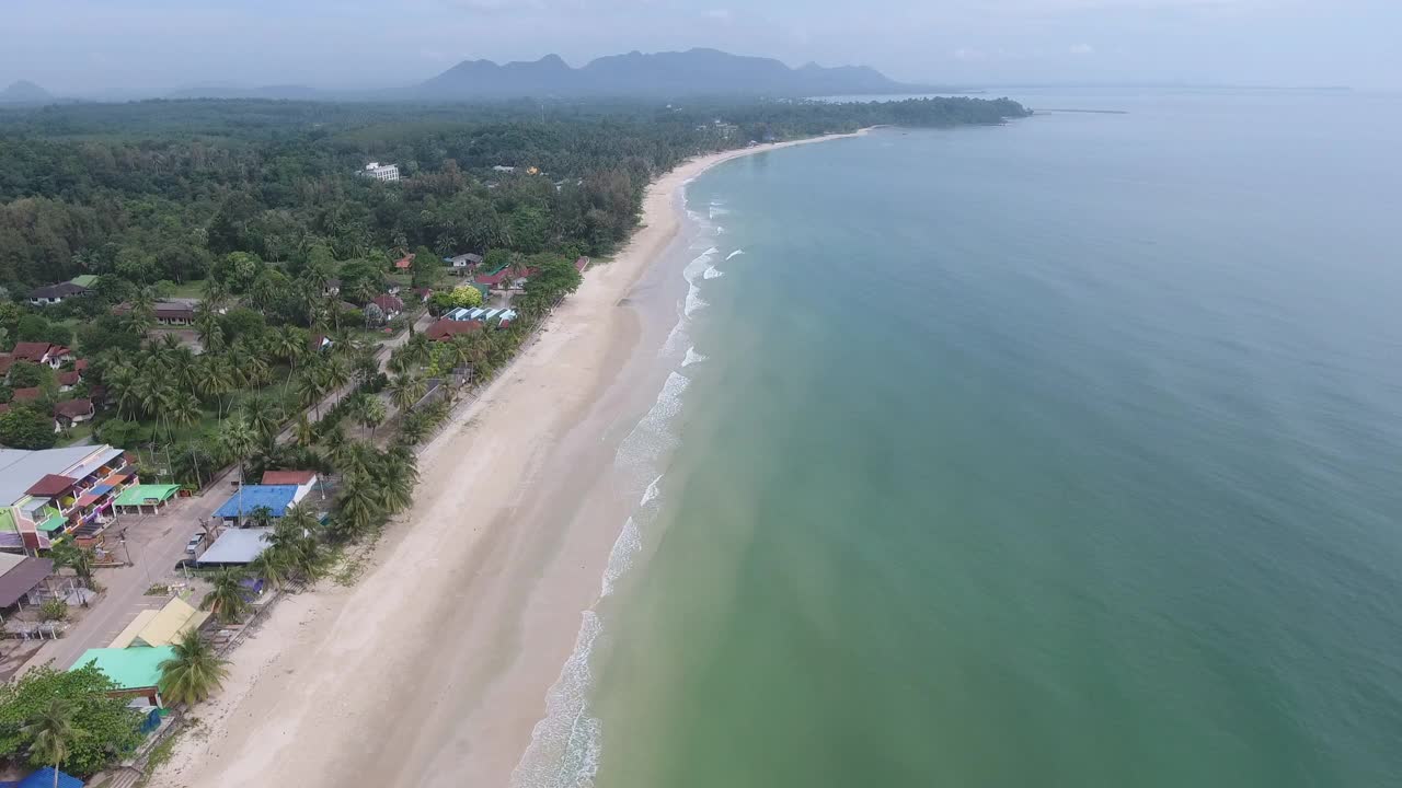 鸟瞰图的海洋和海滩在泰国视频素材