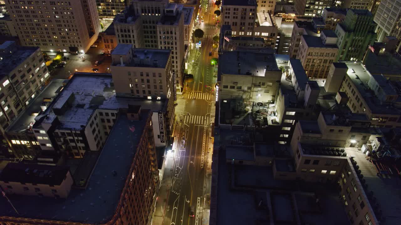 夜间，无人机在洛杉矶市中心第七街上空飞行视频素材