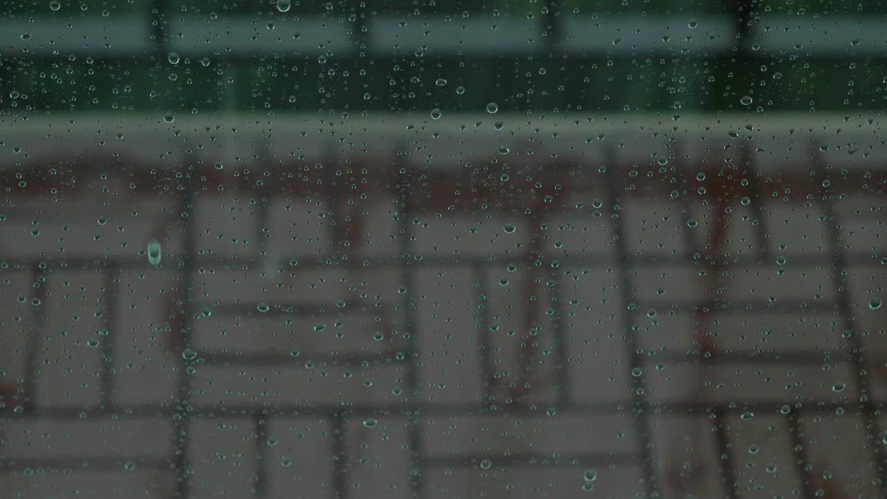 雨点打在窗玻璃上，4k慢镜头每秒60帧视频素材