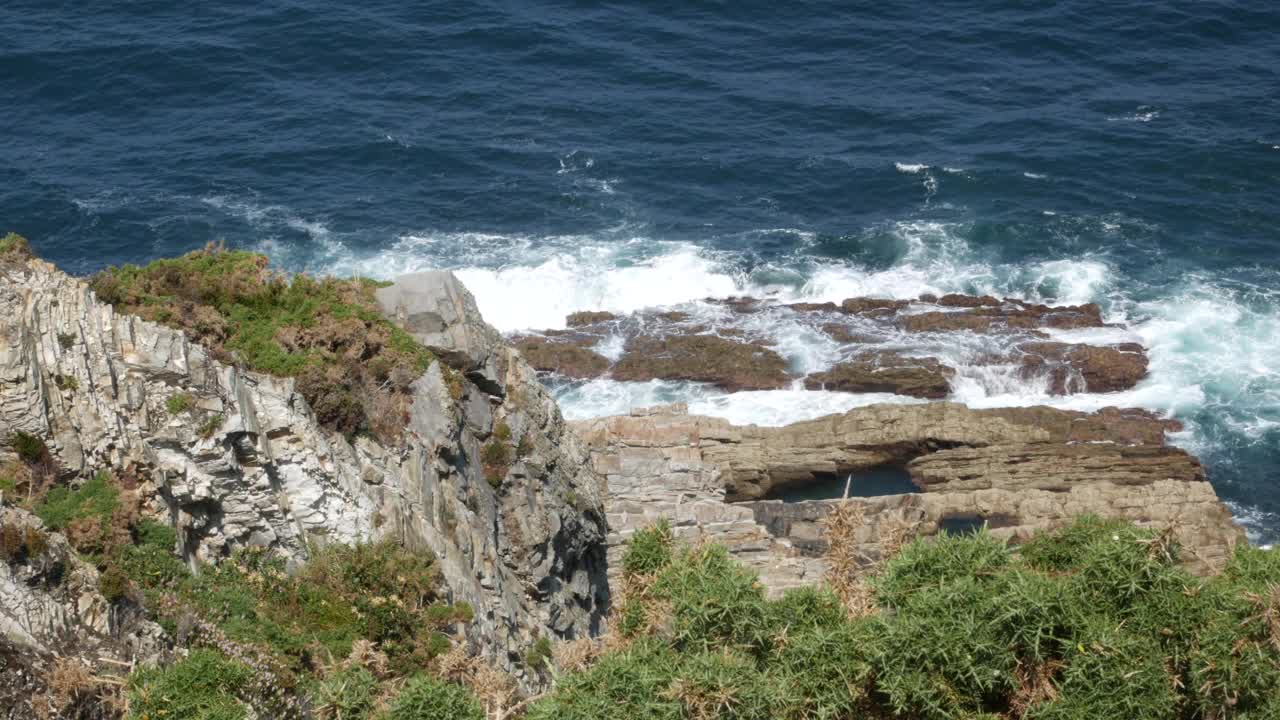 海浪冲击西班牙北部的大西洋海岸视频素材