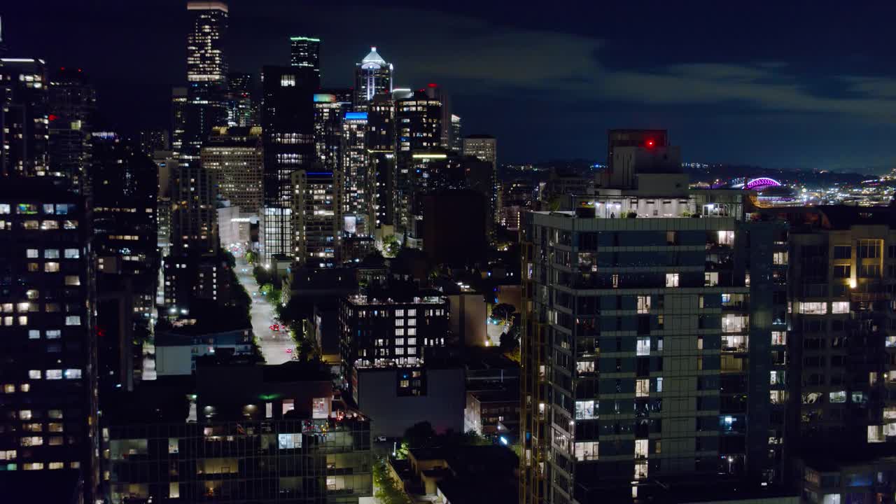 从空中俯瞰西雅图贝尔敦的夜景视频素材