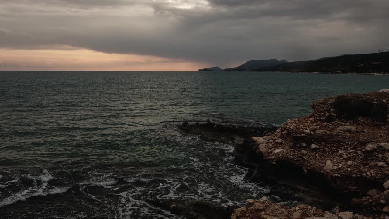 海面上移动的云朵视频素材