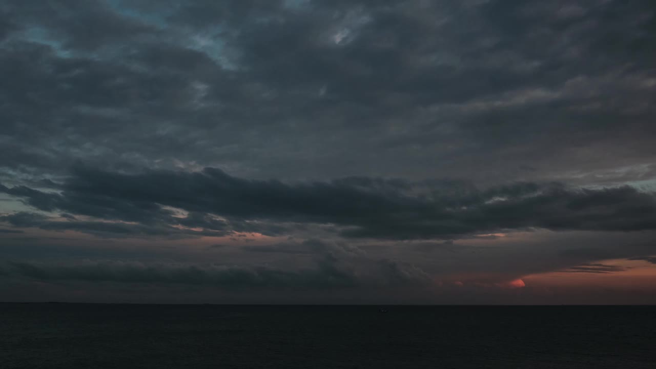 随着时间的推移，海面上忧郁的天空消失了视频素材