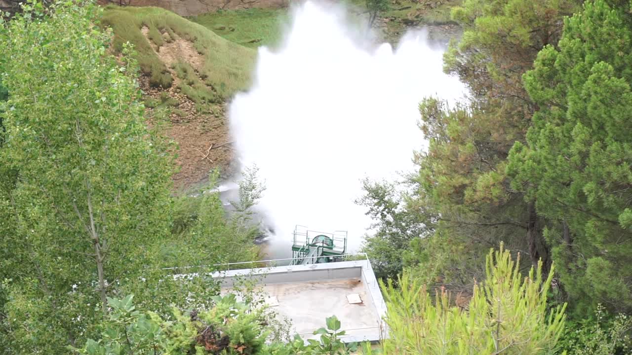 由大坝的出水管排出的水坝，用于水力发电视频素材