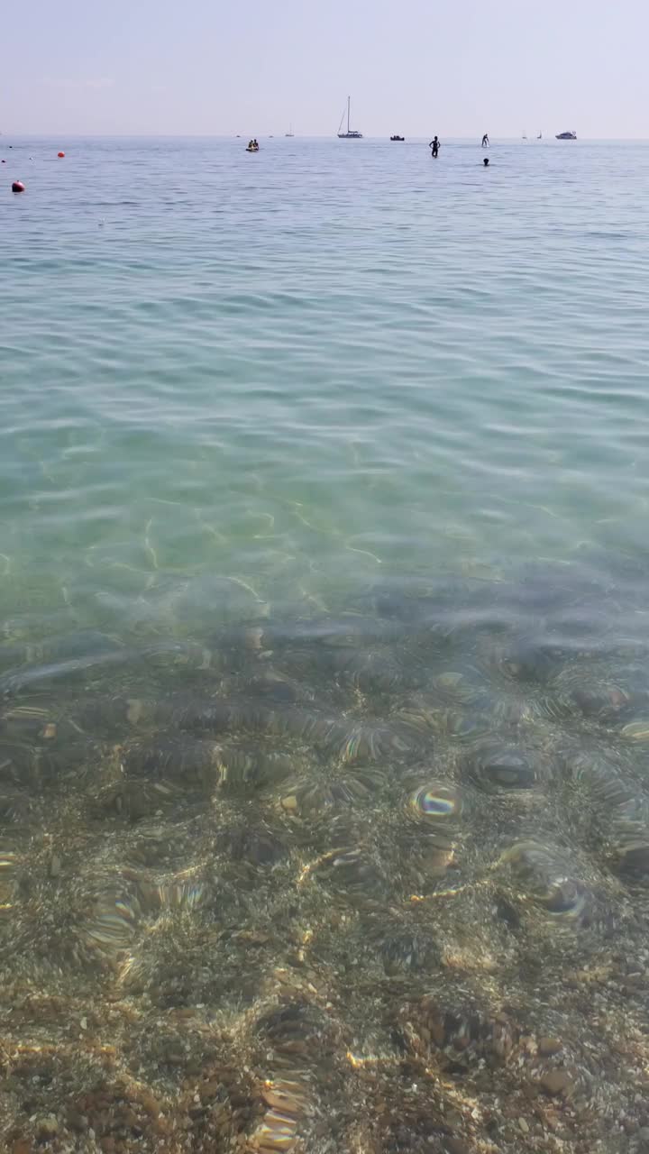 卵石底部视频背景上的纯海水的海景视频素材