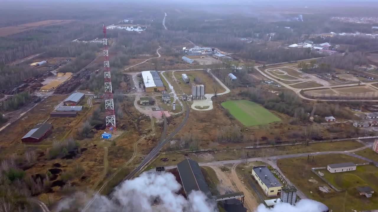 工业园区及火力发电厂鸟瞰图。在城市的工业区。塔和砖建筑。生态问题的概念。视频素材