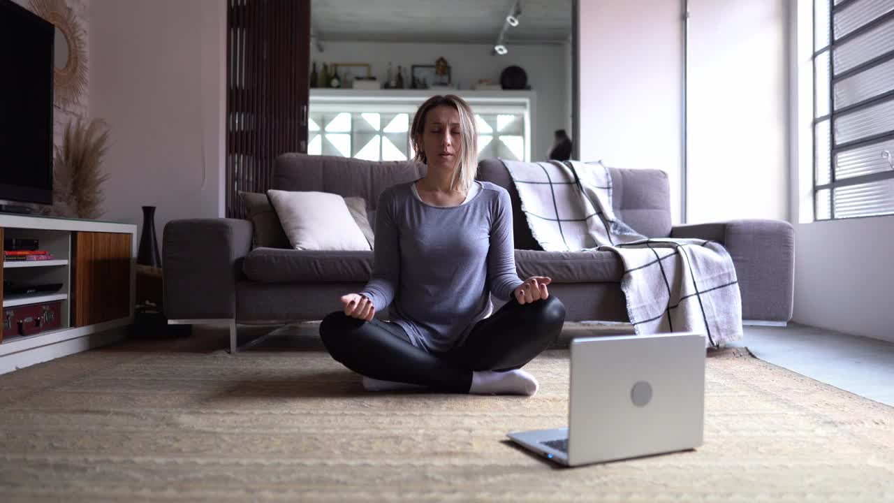 成熟的女人在家冥想视频素材