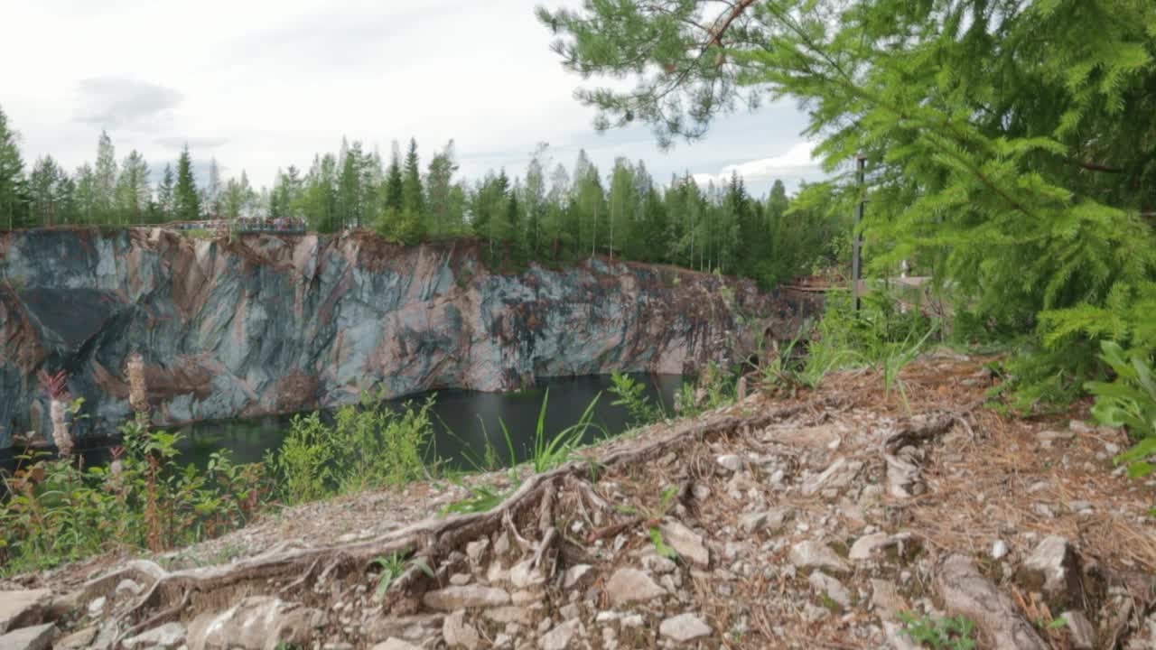 地貌大理石山峡谷ruskeala北部气候。动态向上运动视频素材