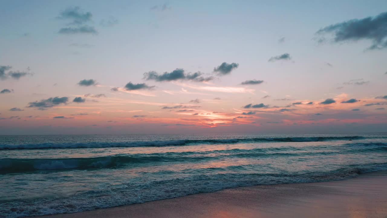 4K美丽的热带海滩，日落天空。美丽的普吉岛海滩是著名的安达曼海避暑胜地。区域无人机视野热带海滩与日落的海上视频素材