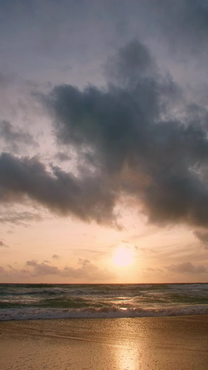 美丽的热带海滩，日落天空。美丽的普吉岛海滩是著名的安达曼海避暑胜地。区域无人机视野热带海滩与日落的海上。垂直镜头视频素材