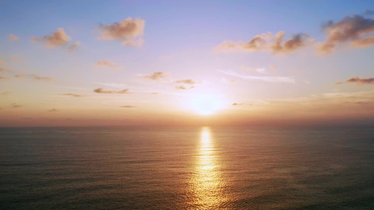 4K美丽的热带海滩，日落天空。美丽的普吉岛海滩是著名的安达曼海避暑胜地。区域无人机视野热带海滩与日落的海上视频素材