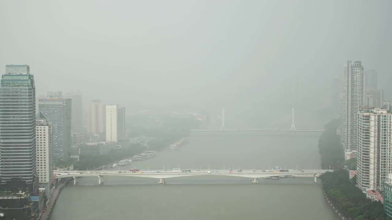 从雨天到夜晚过渡时间流逝的城市景观。视频素材