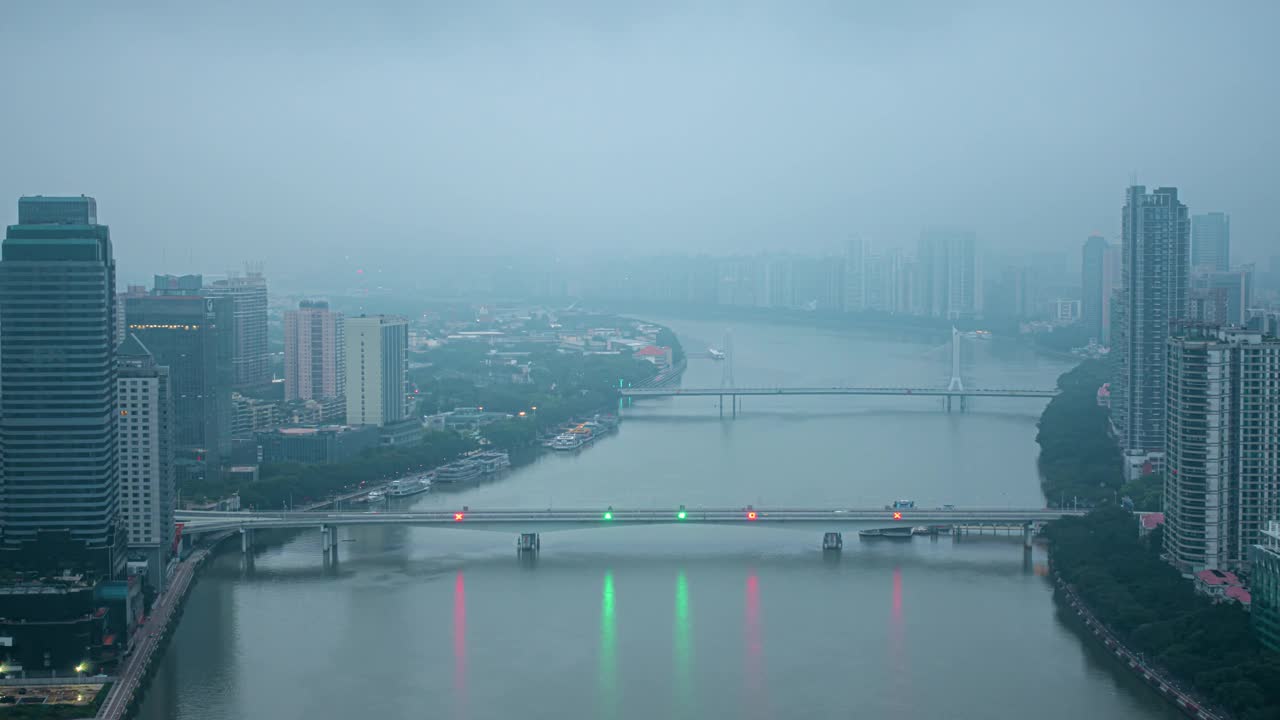 雾霾天时间流逝的河流在城市。视频素材