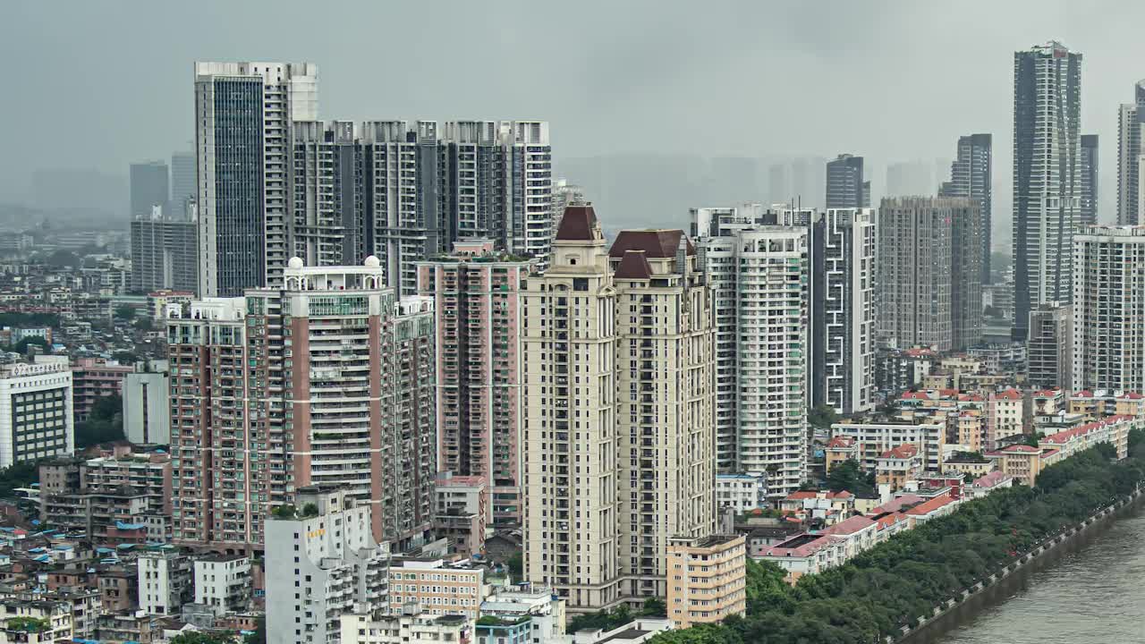 突然的雨落在公寓的块然后晚上。视频素材