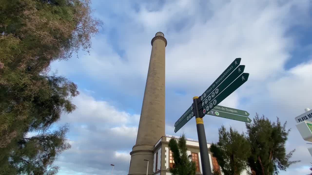 Maspalomas灯塔(西班牙语:Faro de Maspalomas)是一座建于19世纪的活跃灯塔，位于西班牙大加纳利群岛南端。它位于Maspalomas海滩的一端，位于t视频素材