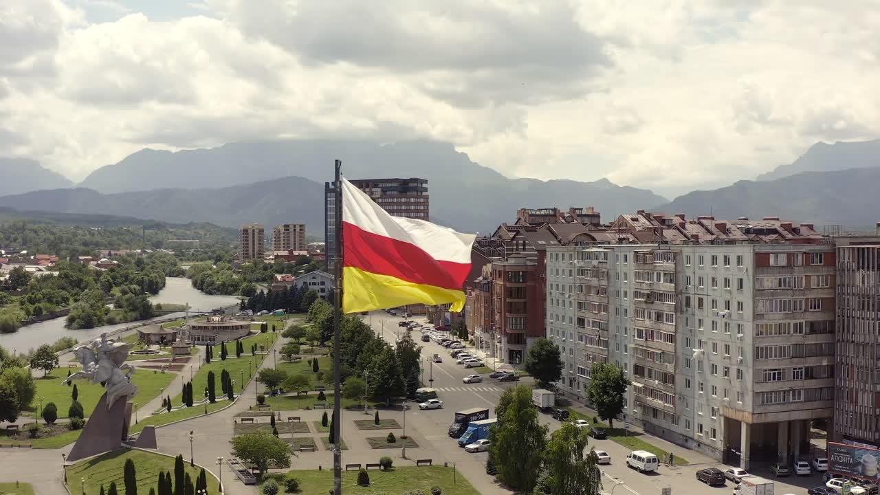 弗拉季卡夫卡兹市，Terek河，惊人的山脉和丘陵。北奥塞梯国旗鸟瞰图。视频素材