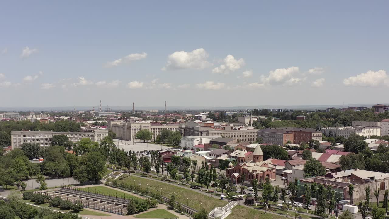 鸟瞰弗拉迪卡夫卡兹市，建筑，树木，公园视频素材