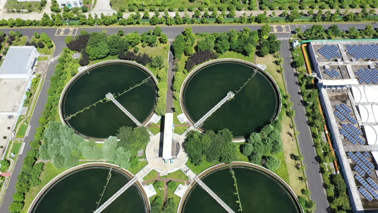 装有太阳能电池板的污水处理厂视频素材