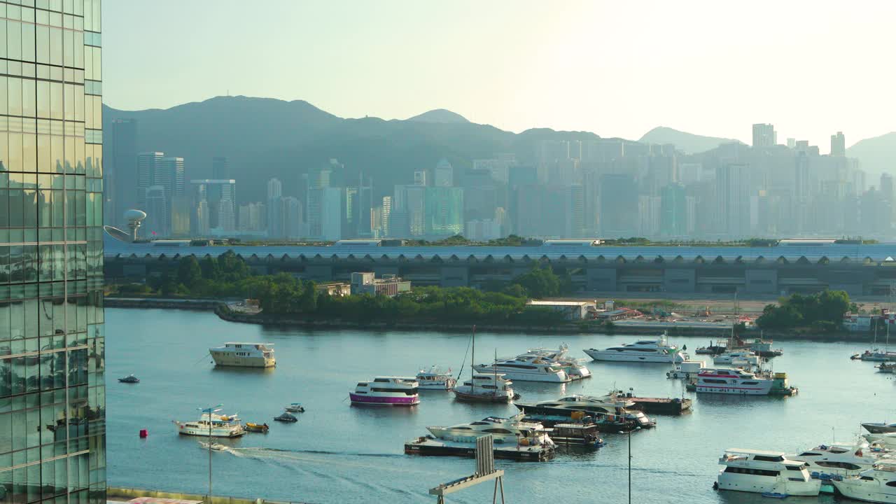 香港的城市景观与游艇在香港避风塘视频素材