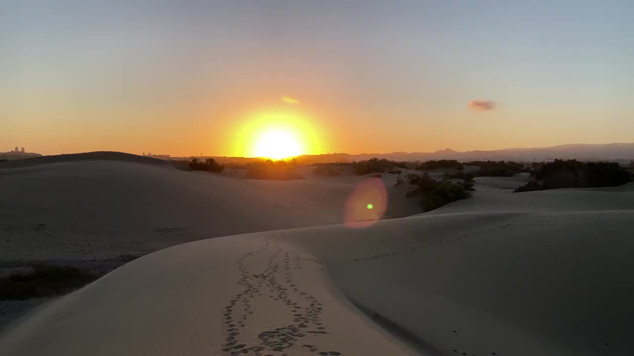 沙漠是一片贫瘠的土地，几乎没有降水，因此，生存条件对植物和动物很不利。植被的缺乏使未受保护的地面暴露在剥蚀过程中。关于视频素材