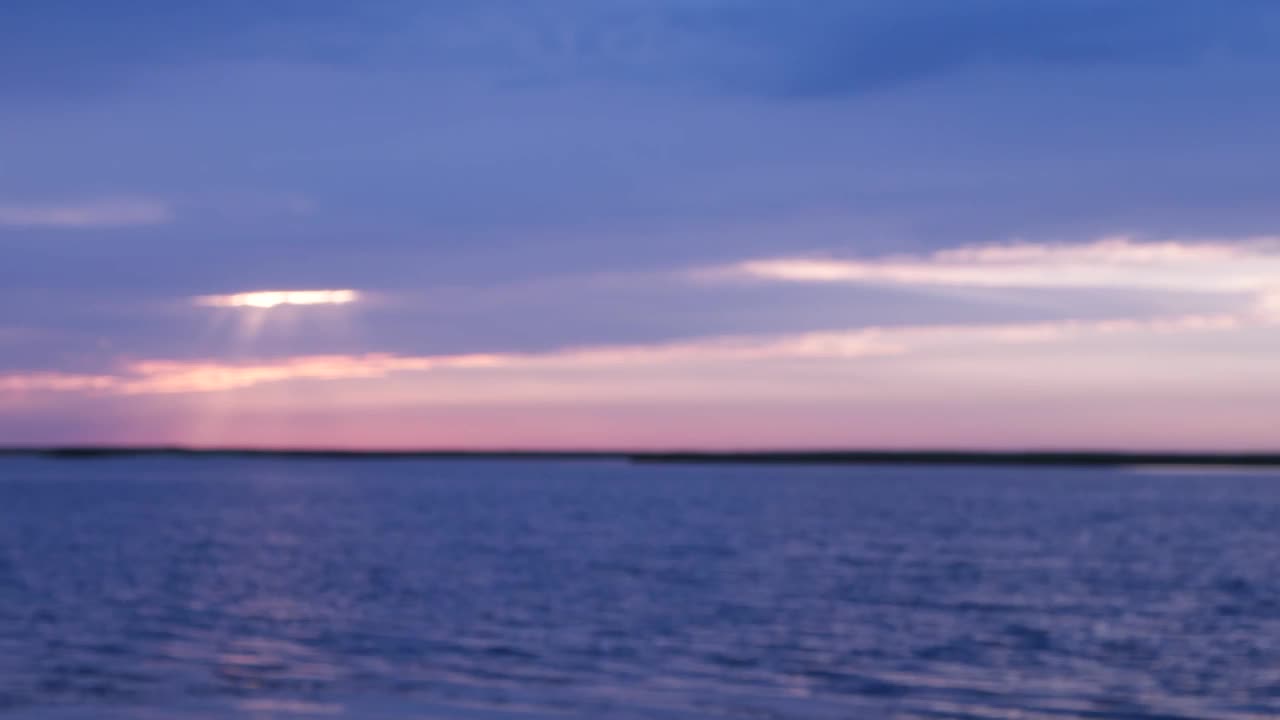 日落时海湾的天空和水面视频素材