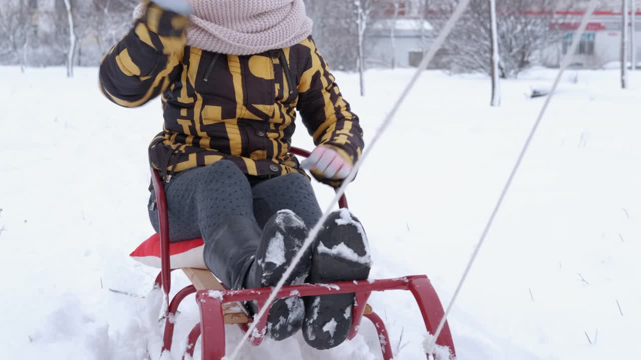 与母亲乘雪橇。视频素材