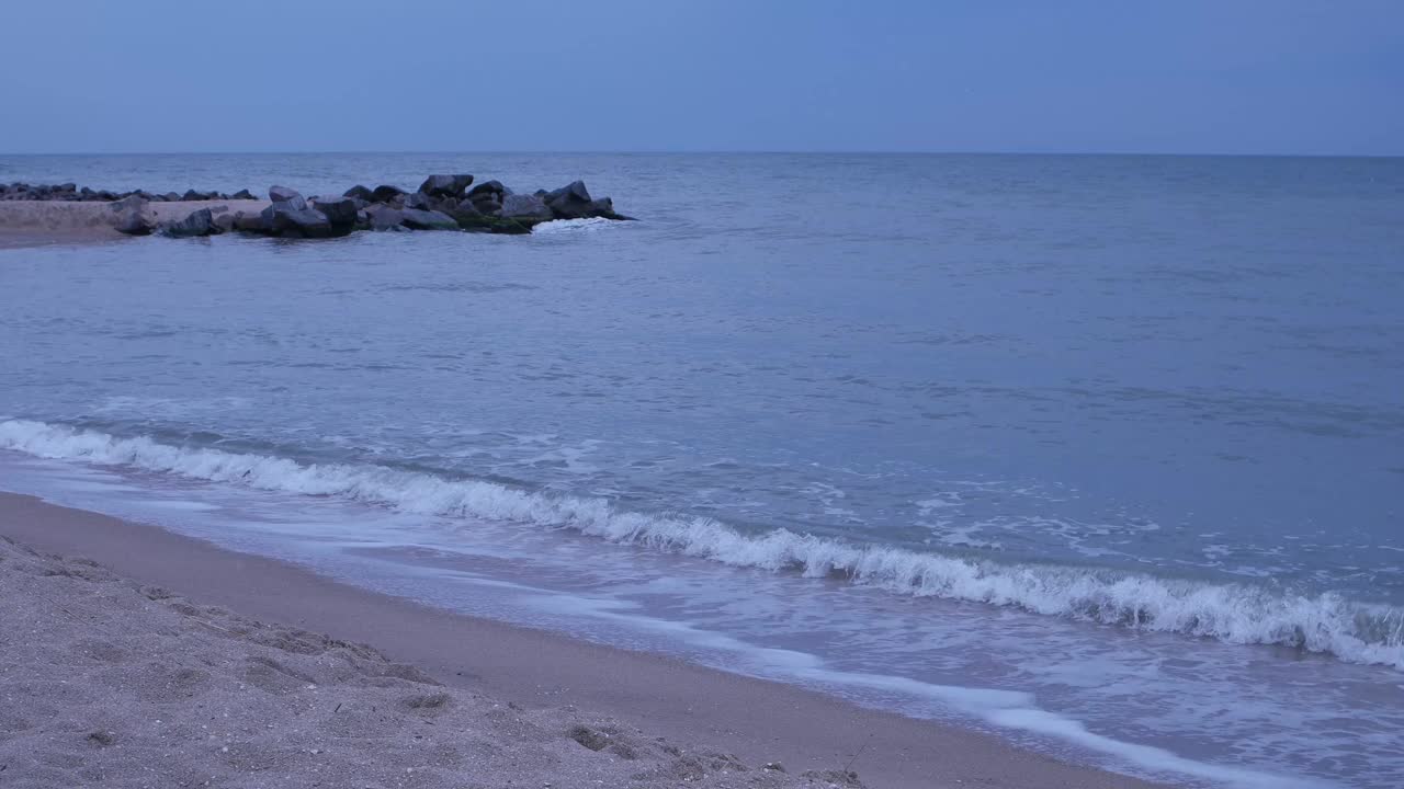 夏日傍晚沙滩上的海浪视频素材