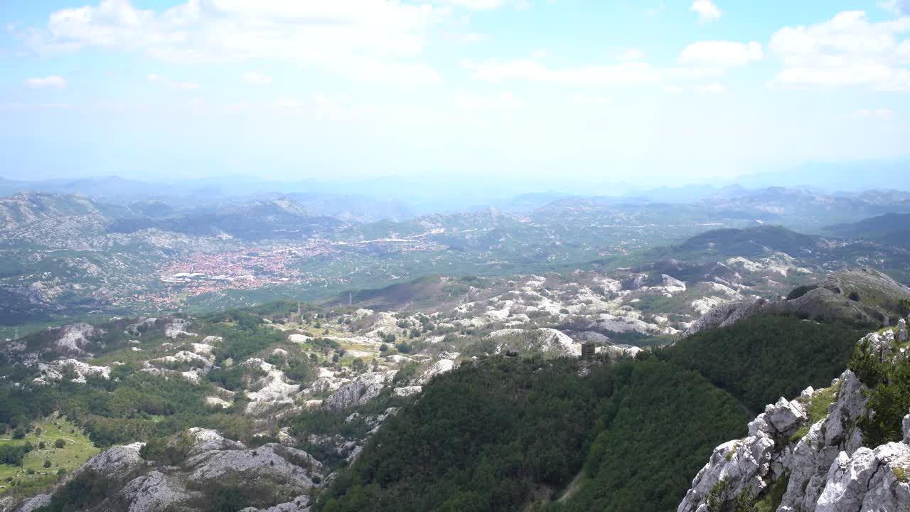 从Lovcen山到周围的山脉和城镇Cetinje的景色视频素材