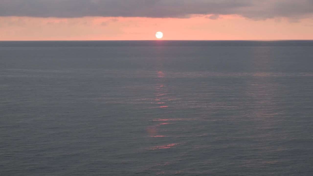 海水背景。黎明时海面平静。清晨的海景。太阳的第一缕光线照射在黑暗的海面上视频素材