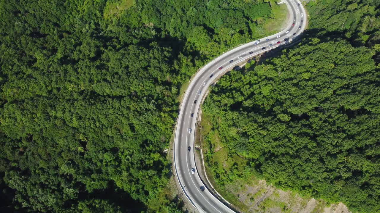 山里的公路。山蜿蜒的视频素材