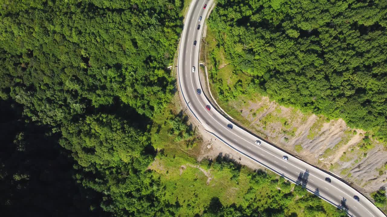 山里的公路。山蜿蜒的视频素材