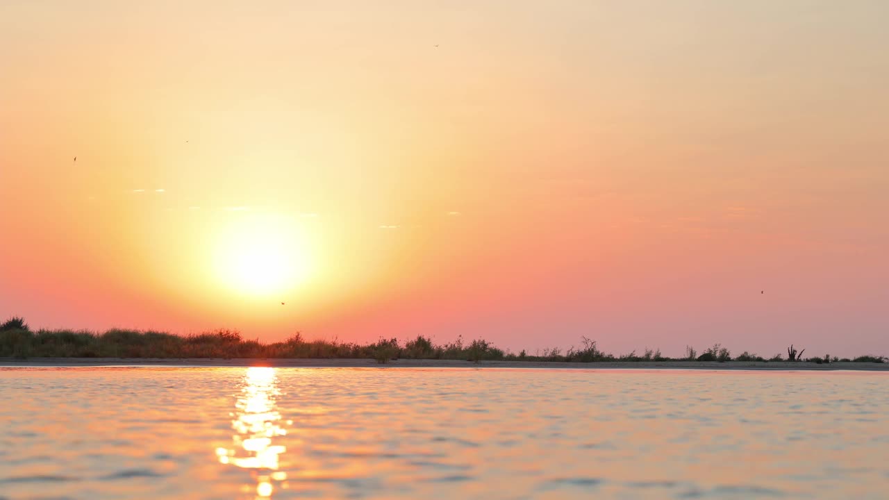 海上美丽的日落。海边美妙的日出。清晨阳光在水中闪耀。橙色的日出视频素材