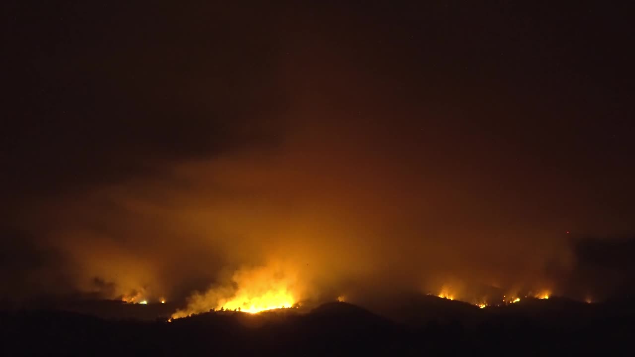 山火灾害——夜间山火燃烧视频素材