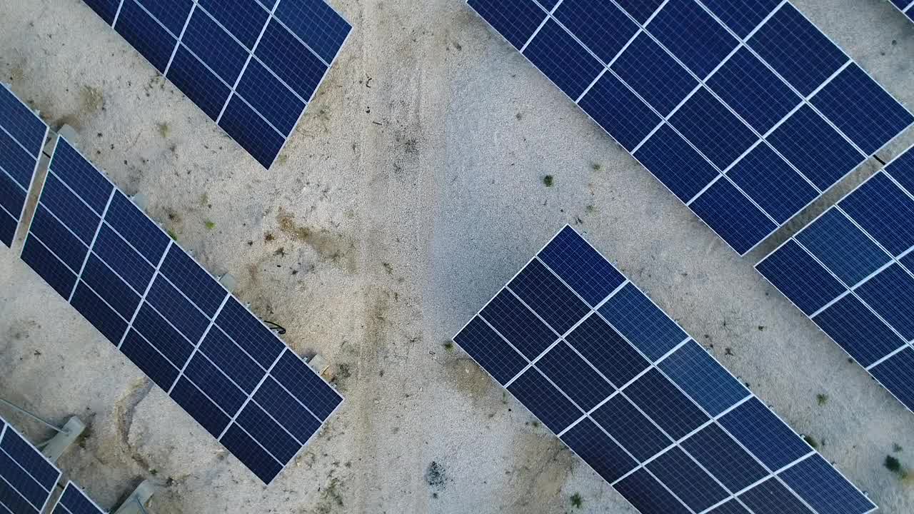 4K鸟瞰图的太阳能电池板农场(太阳能电池)与阳光库存视频视频素材