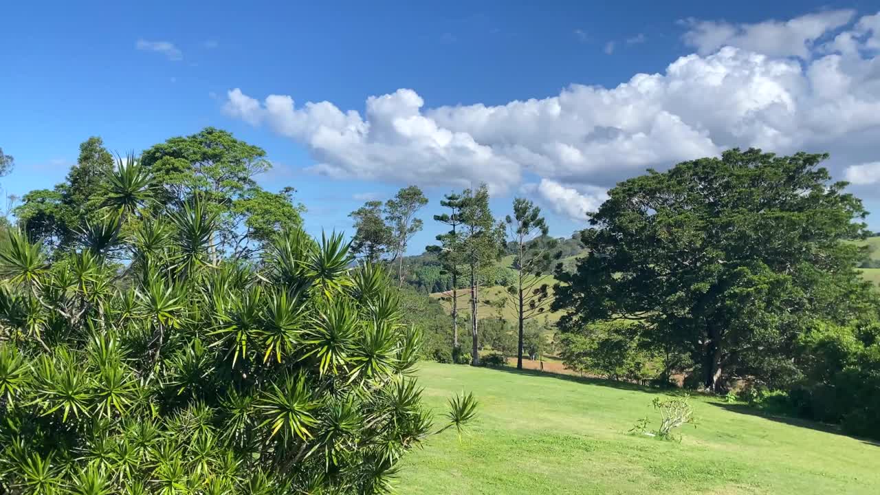 蓝天下的青山景色视频素材