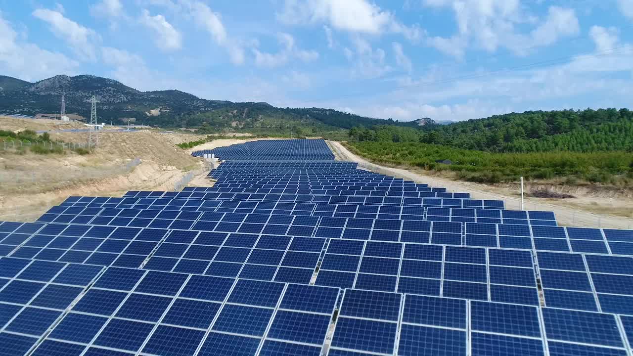 4K鸟瞰图的太阳能电池板农场(太阳能电池)与阳光库存视频视频素材