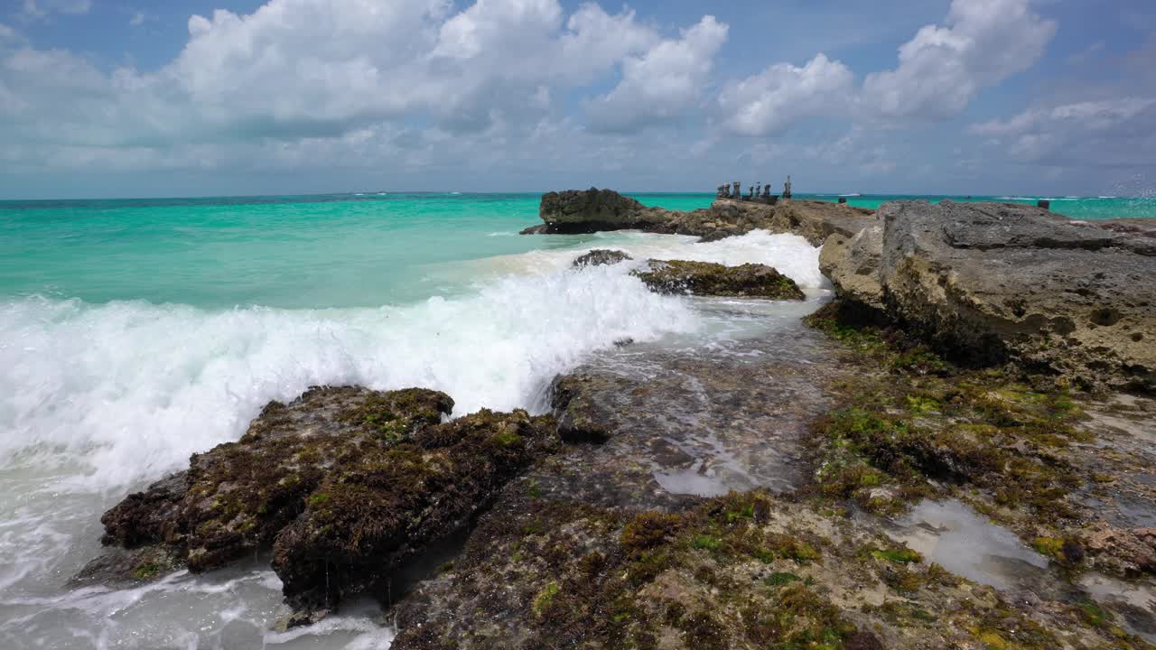 加勒比海的水花和海浪会撞到岩石视频素材